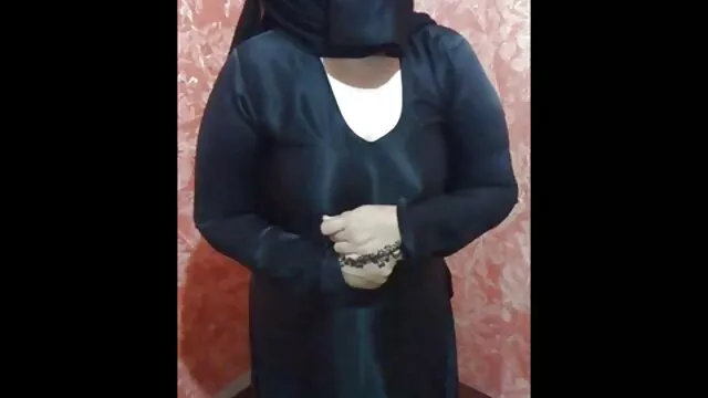 Busty એશિયન ગુલામ સેક્સી બીપી સેક્સી બીપી સાંકળો અને સંપૂર્ણપણે સ્થિર છે